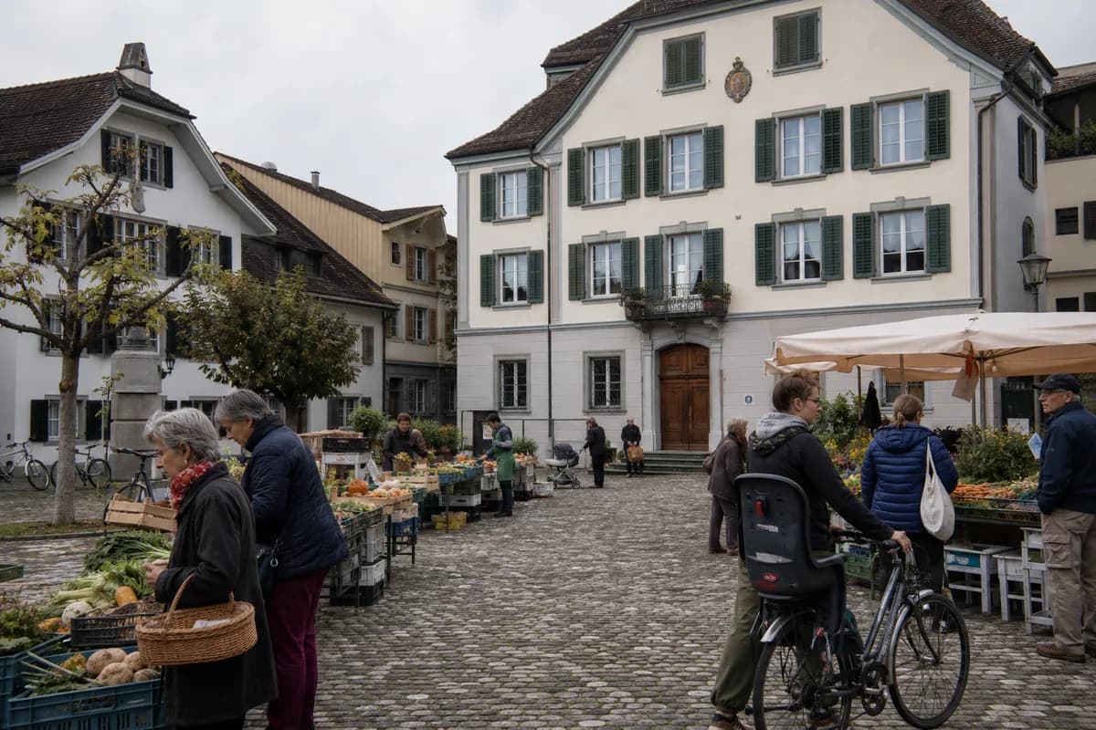 Un petit marché sur une place de village.